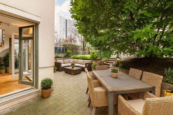 Große Gartenterrasse mit Whirlpool Visualisierung