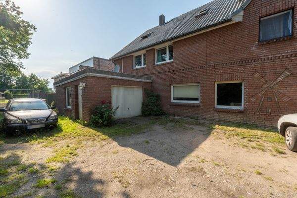 Garage und Außenstellplätze.jpg