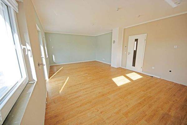 Wohnzimmer mit offener Küche im EG