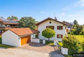 Straßenansicht mit großzügigem Einfahrtsbereich