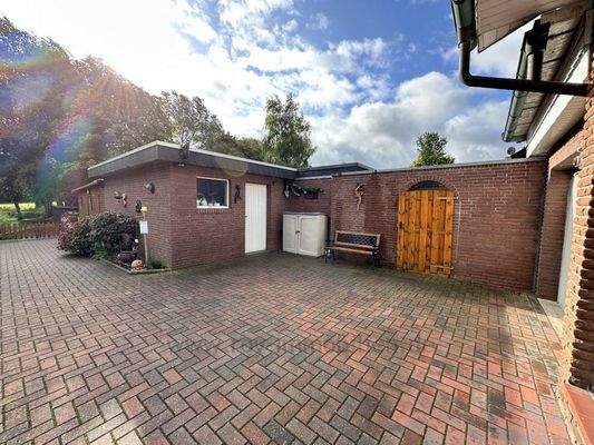 Innenhof mit großer Sonnenterrasse