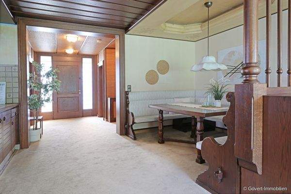 Essbereich mit Blick in die Diele