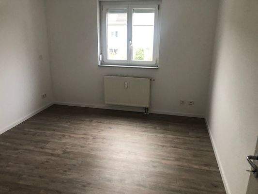 Schlafzimmer mitLaminatboden, weißen Wänden.JPG