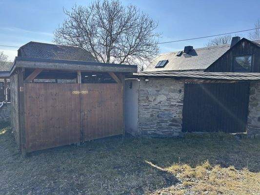 Carport hinter dem Haus