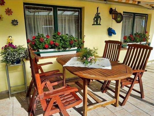 überdachte Terrasse am Nebengebäude