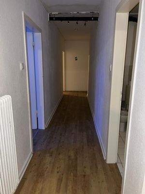 Langer Flur mit Holzboden