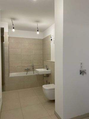 Bad mit Dusche und Wanne.jpg