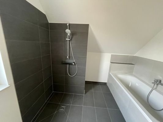 Bad mit Dusche und Wanne