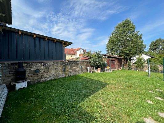 Blick in Garten und zu Holzschuppen