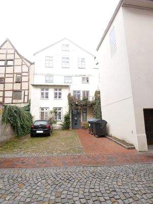 Hofansicht mit Stellplätzen