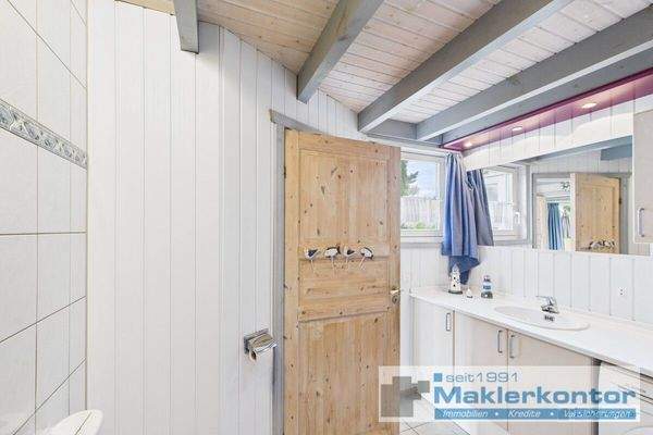 Badezimmer mit Dusche und Saunazugang