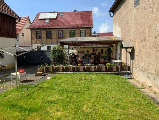 Grünfläche mit Außenterrasse