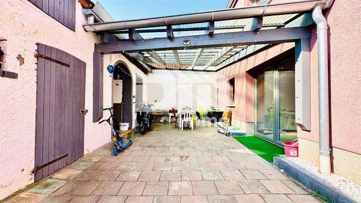 Terrasse / teilüberdacht