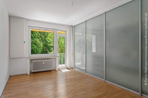 Zimmer (18,65m²) mit Zugang zum Balkon