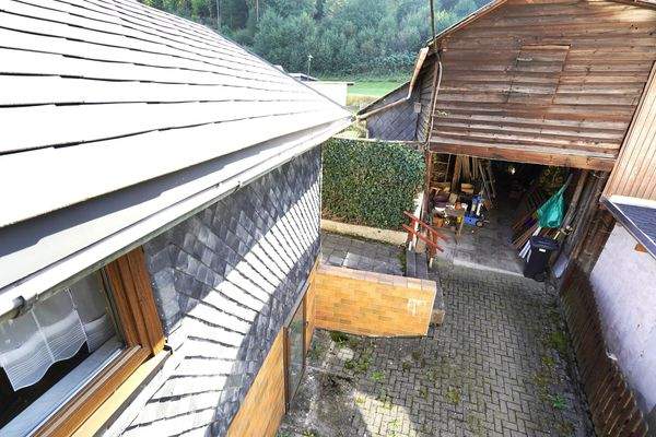 Hof mit Garagenansicht