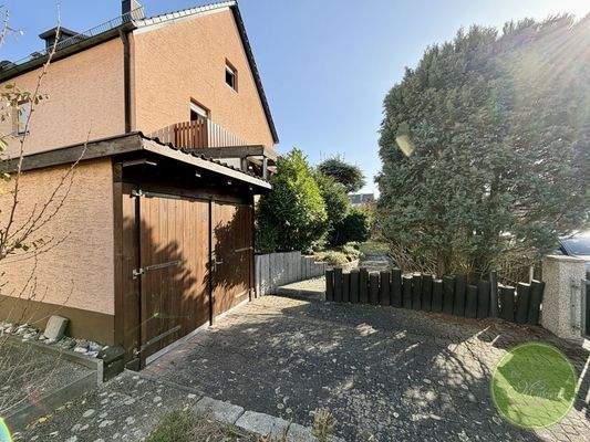 gepflegter Einfahrt.