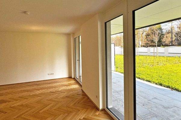 Der helle Wohnbereich mit Zugang zur Terrasse