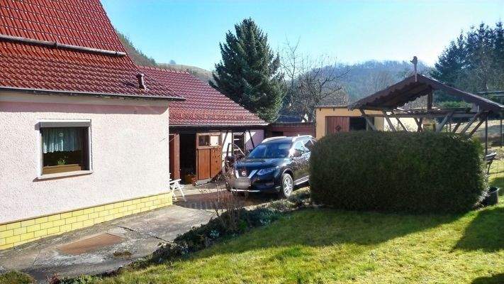 Hofbereich mit Garage und Werkstatt