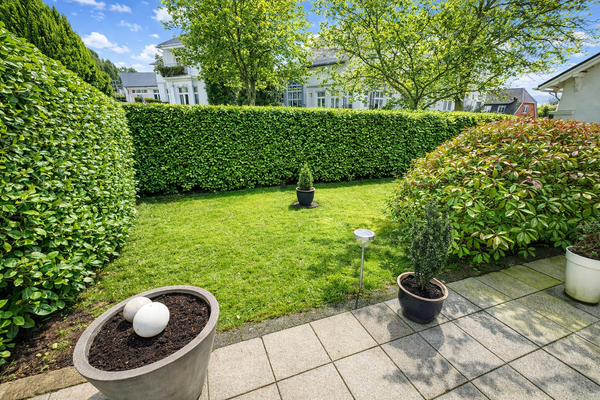 gepflegte Rasenflächen und schöne Rabatte