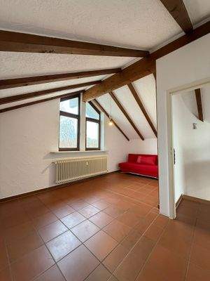 Helle Maisonette mit Holzbalken