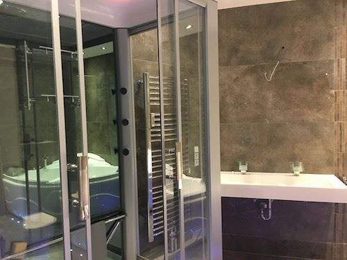 Badezimmer mit Dampfsauna/Doppelkabine