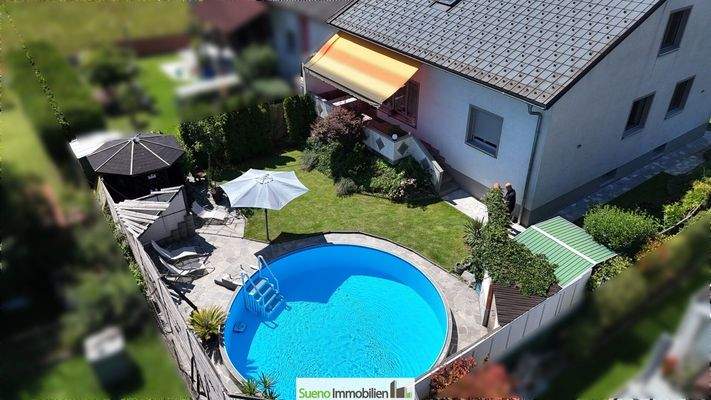 Drohnen-Ansicht Garten mit Pool