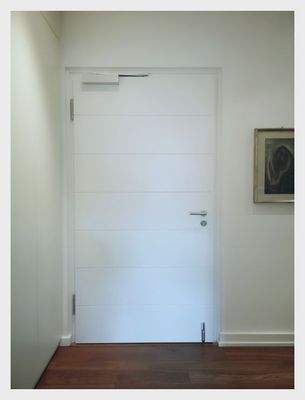 01 Flur - Sicherheits-Wohnungstür mit Schließer.jpg