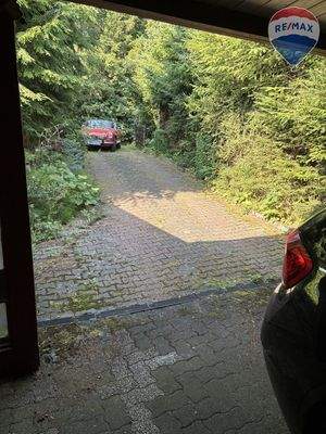 26. Carport mit Zufahrt