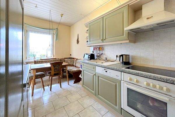 gepflegte Einbauküche mit funktionsfähigen Geräten