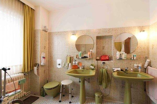 Doppelwaschbecken im Badezimmer