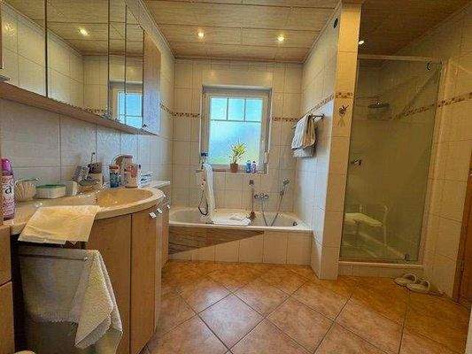 Bad mit Wanne und Dusche