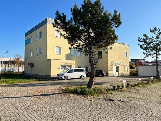 Rückansicht mit Parkplätzen