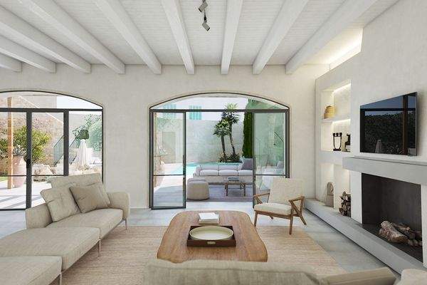 Hohe Decken mit Holzbalken