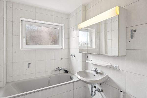 Badezimmer mit Wanne und Fenster