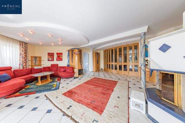 Blick vom Essbereich zur Diele und Wohnzimmerbereich