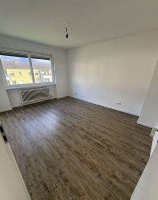 Leeres Zimmer mit Fenster