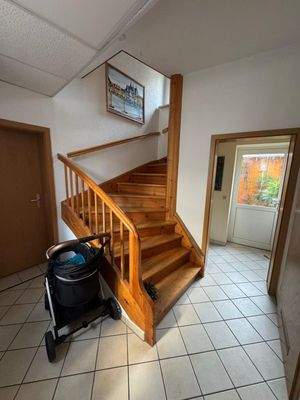 Flur EG - Aufgang zum OG u. Ausg. Terrasse