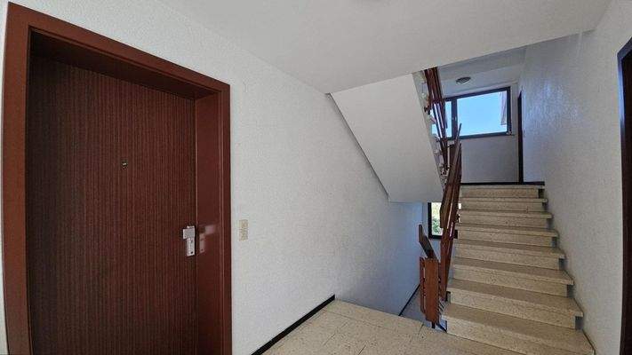 Eingang und Treppenhaus