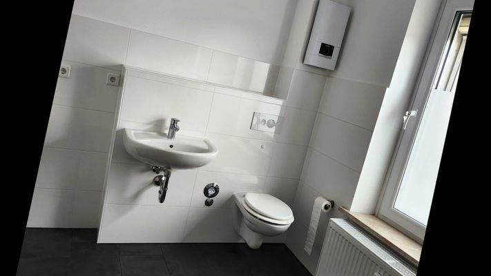 Das Bad ist sehr geräumig und hell..jpg