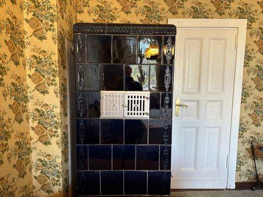 Kachelofen und Altbautür