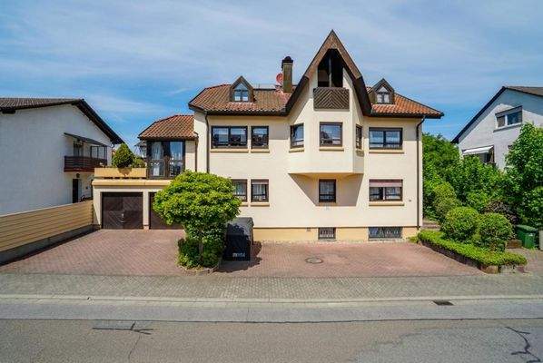 Doppelgarage und sechs Außenstellplätze