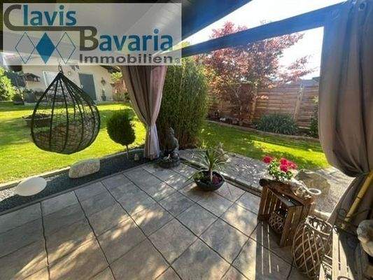 überdachte Pergola Südseite und Gartenhaus