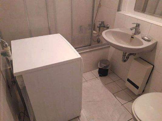 Bad mit Duschwanne und Waschmaschinenanschluss