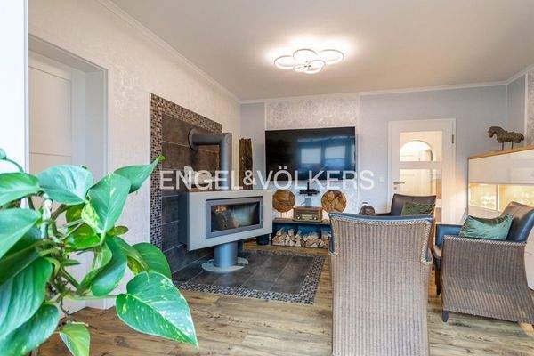 Das Wohnzimmer mit modernem, schwenkbarem Kamin. Der Fernseher, die Möbel und vieles mehr sind inbegriffen.