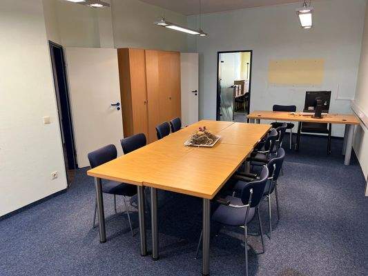 Schulungs-Behandlungsraum Blick zu rückl. Räumen.jpeg