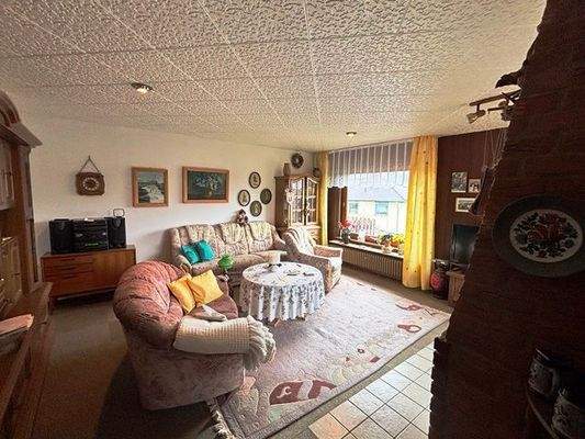 Das Wohnzimmer vom Esszimmer aus gesehen