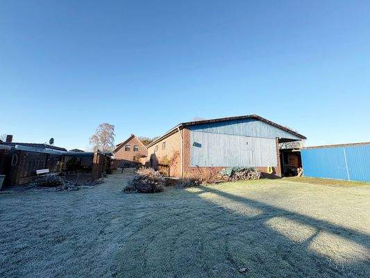 rückwärtiger Blick auf die weitere Scheune 