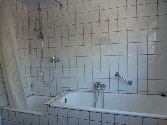 Bad mit Dusche und Badewanne