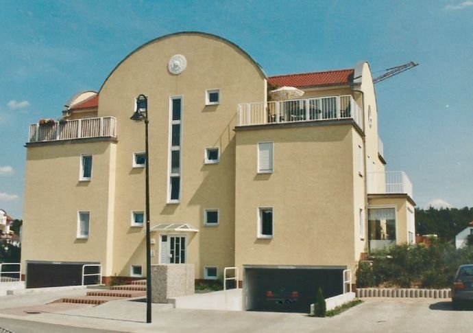 Kapitalanlage - vermietete 2-R-Wohnung mit 2 großen Dachterrassen in CB- Döbbrick