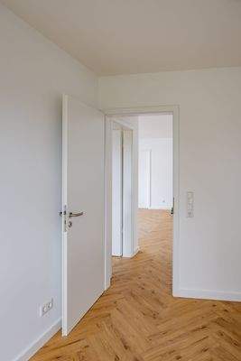 Blick von Schlafzimmer 3 zum Flur und  Küche